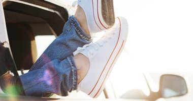 الروشنة حلوة.. اعرفى طرق مختلفة لارتداء الكونفرس
