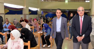 صور.. جولة تفقدية لرئيس جامعة المنصورة بكليات الصيدلة والآداب والزراعة 