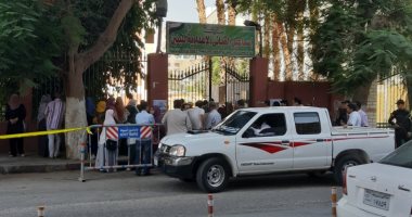 كردون أمنى بمحيط مدارس أسيوط قبل بدء امتحان الاقتصاد للثانوية العامة 