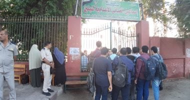فيديو.. تفتيش الطلاب قبل دخولهم لجان امتحانات الثانوية العامة بأسيوط