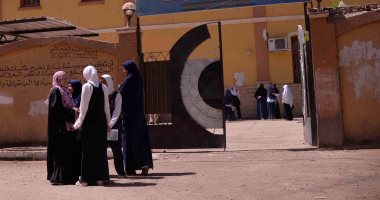 صور.. أولياء الأمور فى الأقصر يرافقون أبنائهم للجان الاقتصاد والإحصاء