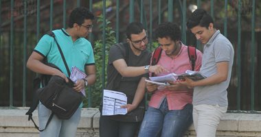 فى اليوم الثانى لامتحانات الثانوية العامة.. تداول أسئلة من امتحان الاقتصاد على صفحات الغش الإلكترونية.. و"التعليم" تتعقب الفاعل.. الطلاب يستقبلون الامتحان بتوتر أقل يناسب مادة خارج المجموع