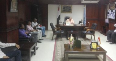 صور.. رئيس مدينة إسنا يبحث شكاوى المواطنين من ضعف المياة وانقطاع الكهرباء