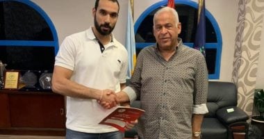 لاعب يد الأهلي السابق يوقع لسموحة 