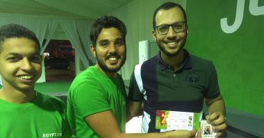 صور.. أبناء السويس يواصلون التوافد علي منفذ تذكرتي