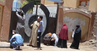 صور.. الطلاب وأولياء الأمور بالأقصر : سعداء بمستوى اسئلة مادة الاقتصاد
