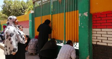 صور.. طلاب الثانوية يطمئنون أولياء الأمور ويؤكدون سهولة امتحان الاقتصاد 