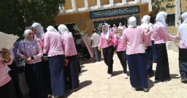 فرحة طلاب الثانوية بالوادى الجديد لسهولة امتحان الاقتصاد 
