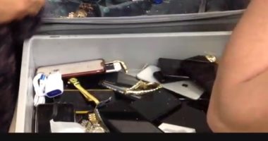 صور.. إحباط تهريب هواتف محمولة ونقد مصرى وأجنبى ومشغولات ذهبية بالإسكندرية