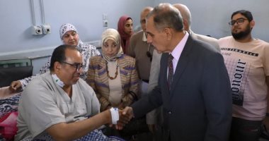 صور .. محافظ أسيوط يزور عضو لجنة الإدارة بإمتحانات الثانوية العامة بالمستشفى الجامعى