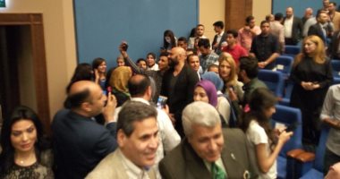 بدقن ومانيكير.. ماركة عالمية لطلاء الأظافر تستعين برجل ليكون سفيرها