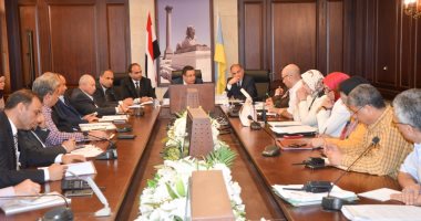 محافظ الإسكندرية يكلف بانهاء مشروعات الصرف الصحى لتجنب غرق الشوارع (صور)