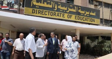 صور.. محافظ سوهاج يتفقد غرفة عمليات امتحانات الثانوية العامة