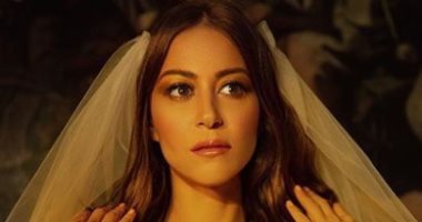 منة شلبى بفستان زفاف " كل حاجة بتيجى فى وقتها" 