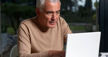 استطلاع: ثلث الشباب قلقون من تعرض آبائهم للاحتيال عبر الإنترنت