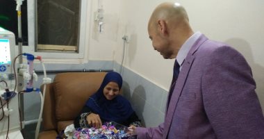 صور.. وكيل صحة الشرقية يوزع الحلوى ابتهاجا بوضع مولود لمريضة غسيل كلوى