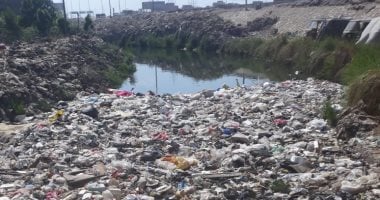 اضبط مخالفة.. القمامة تغطى مصرف بمنطقة منطى بشبرا الخيمة