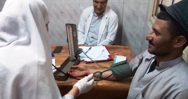 صور.. الكشف على 2429 مواطنا خلال يومين فى قافلة طبية علاجية بالفروسات