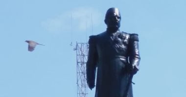 بعد رشه بالأسود.. حى وسط الإسكندرية يعلق على دهان تمثال الخديوى إسماعيل
