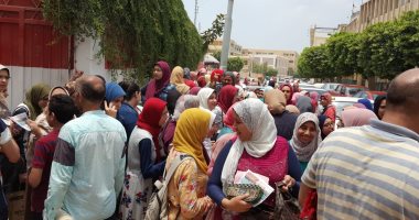 امتحان الإنجليزى سهل ولا صعب؟ طلاب الثانوية العامة يجيبون (صور)
