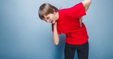مش بس عند الكبار ..أسباب شائعة لآلام الظهر عند الأطفال أولها شنطة المدرسة