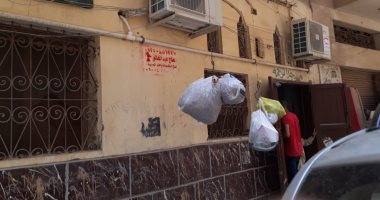 قارئ يشكو من أكياس قمامة معلقة أمام مسجد الرحمة بمنطقة أبو راضى بالمحلة