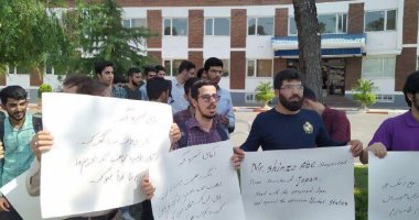 صور وفيديو.. متشددو إيران یحتجون على زيارة رئيس وزراء اليابان للوساطة مع أمريكا