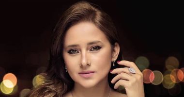 صورة من 20 سنة للراحلة فاتن حمامة مع نيللى كريم فى كواليس "وجه القمر"