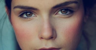 من غير بلاشر ولا مستحضرات تجميل.. وصفات طبيعية لاحمرار الخدود 