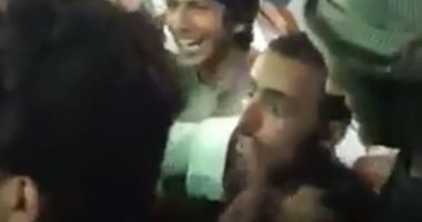 فيديو.. قفز وصراخ وإصابات بمجرد ارتداء شخص نظارات الواقع الافتراضى