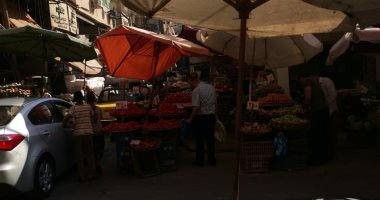 أهالى كامب شيزار بالإسكندرية يشكون من إشغالات الباعة بسوق شيديا