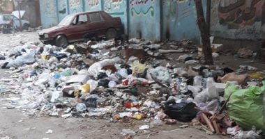 تراكم القمامة بجوار مركز شباب عين شمس.. والأهالى يطالبون بصناديق