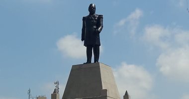 صور..«إدى العيش لخبازه».. قصة تشويه تمثال الخديوى إسماعيل.. موظفو المحليات بالإسكندرية دهنوه أسود بدل البرونزى.. والآثار: لم يتم التنسيق معنا.. ومحبيه: متأثرش بقنابل الحرب وشوهه بقرار حى.. وهذه قصته التاريخية