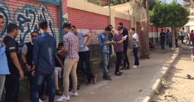 استخدام العصا الإلكترونية فى تفتيش طلاب الثانوية العامة بالجيزة