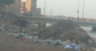 إضبط مخالفة.. صور .. إلقاء القمامة على بحر شبين بالمحلة