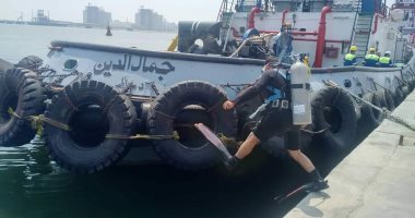 صور .. هيئة ميناء دمياط تجرى مناورة حصر عطب بالقاطرة جمال الدين