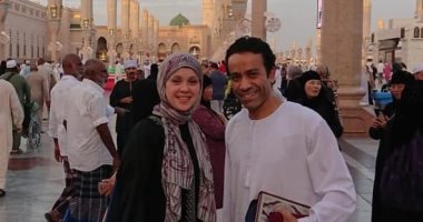 شاهد.. سامح حسين يؤدى مناسك العمرة بصحبة زوجته 