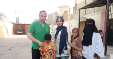 فريق أطفال بلا مأوى يسلم طفلا لأسرته بعد خضوغه لفترة تأهيل بالفيوم