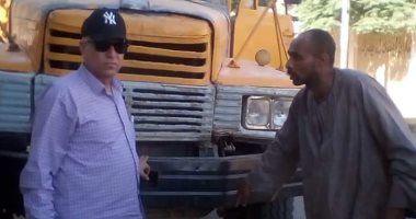 رئيس مدينة إدفو بأسوان ينظم حركة المرور ويتابع التزام النقل الثقيل.. صور