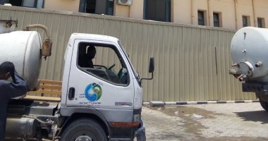 مياه الشرب بالجيزة ترسل سيارات لنزح بيارة صرف صحى بمستشفى الصف المركزى