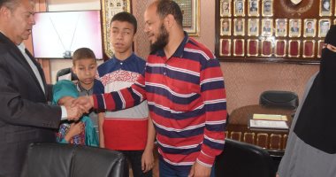 صور.. مأساة أسرة بها 3 أبناء مكفوفين ببنى سويف ..والمحافظ يصرف لهم 5 آلاف جنيه