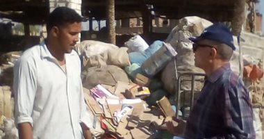 رئيس مدينة إدفو بأسوان يرصد أماكن جمع وتدوير القمامة بدون ترخيص (صور)