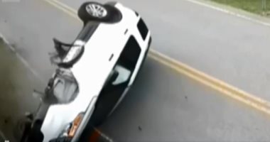 إنقلاب سيارة دفع رباعى فى أمريكا واشتعالها بسبب "عطسة" السائق