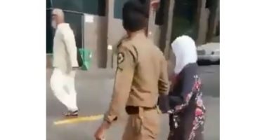 خلع حذاءه لامرأة مسنة ليجنبها سخونة الأرض.. شهامة رجل أمن سعودى حديث تويتر.. فيديو