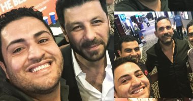 فيديو وصور.. جمهور الإمارات يلتقط صور مع فنانين فى حفل فيلم كازابلانكا