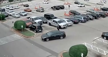 صور.. مراهق أمريكى يخطف طفلا من عربة تسوق أمام والدته ويلقيه على الأرض