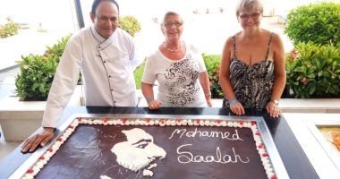 السياح يلتقطون الصور مع "كيكة" محمد صلاح بالغردقة  