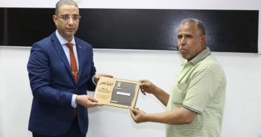 محافظ سوهاج يكرم أطباء مديرية الصحة لجهودهم فى قافلة " مصر بلا جذام "