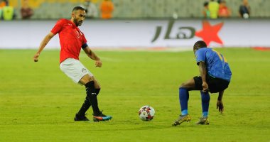 فيديو.. عمرو وردة يرفض الهدية الأولى من المحمدى أمام تنزانيا
