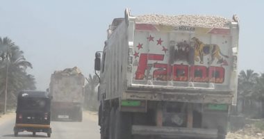 سيارة نقل ثقيل تسير بدون لوحات على طريق ترعة المريوطية بالبدرشين 